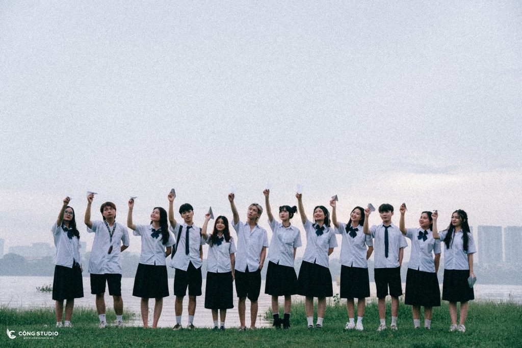 Chụp ảnh kỷ yếu tại vườn nhãn