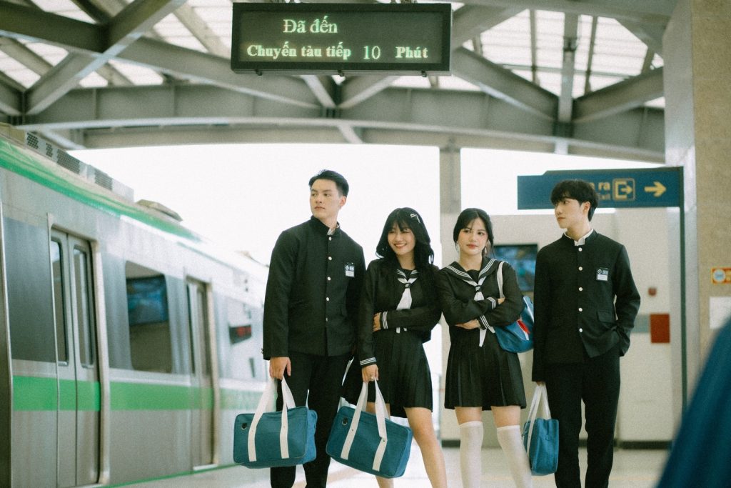 Chụp ảnh kỷ yếu tại Ga tàu Cát Linh Hà Đông