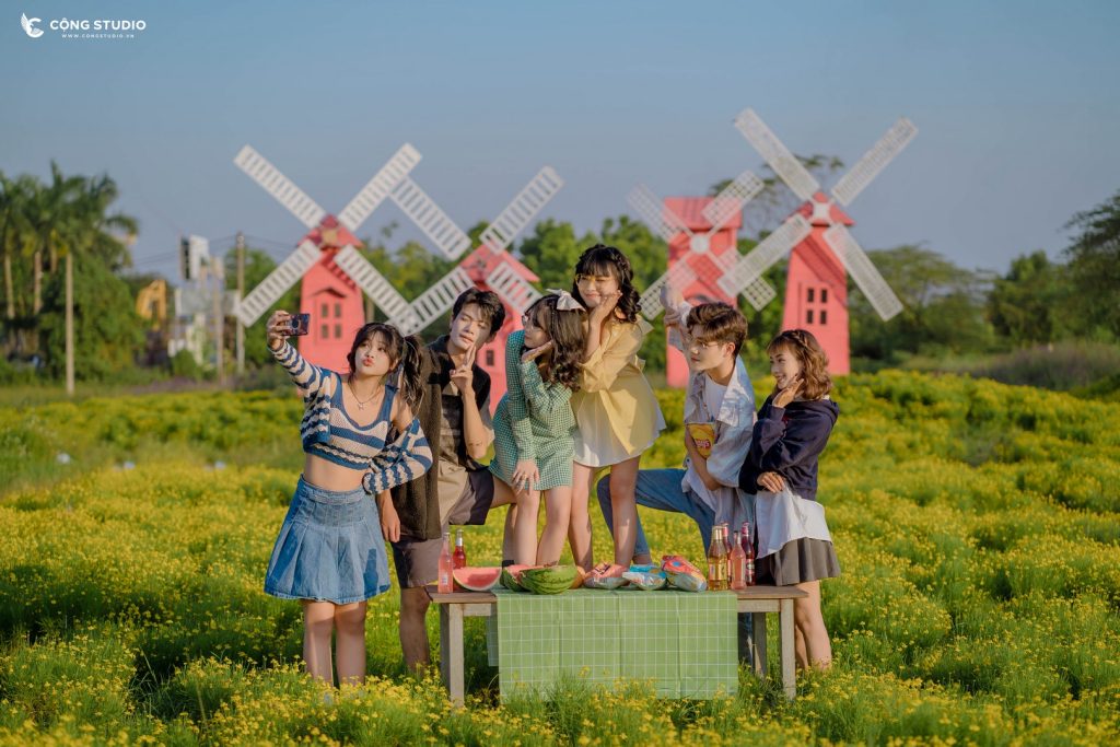 Chụp ảnh kỷ yếu tại Thảo Nguyên Hoa Long Biên Concept Journey