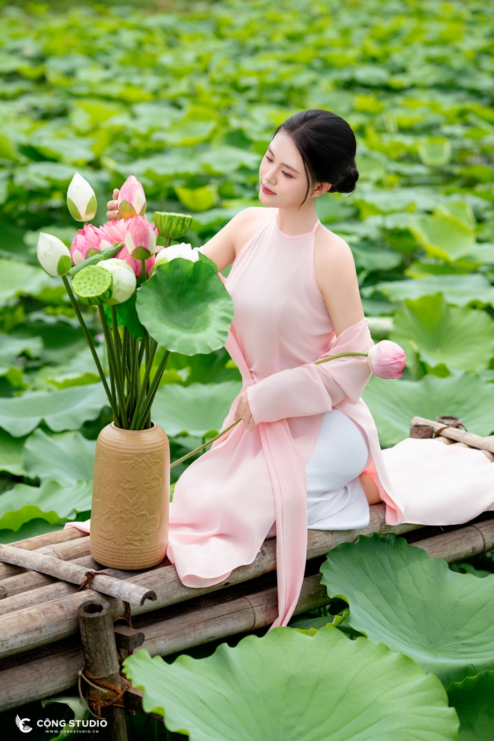 Yếm Hồng Chụp Sen Tại Cộng Studio