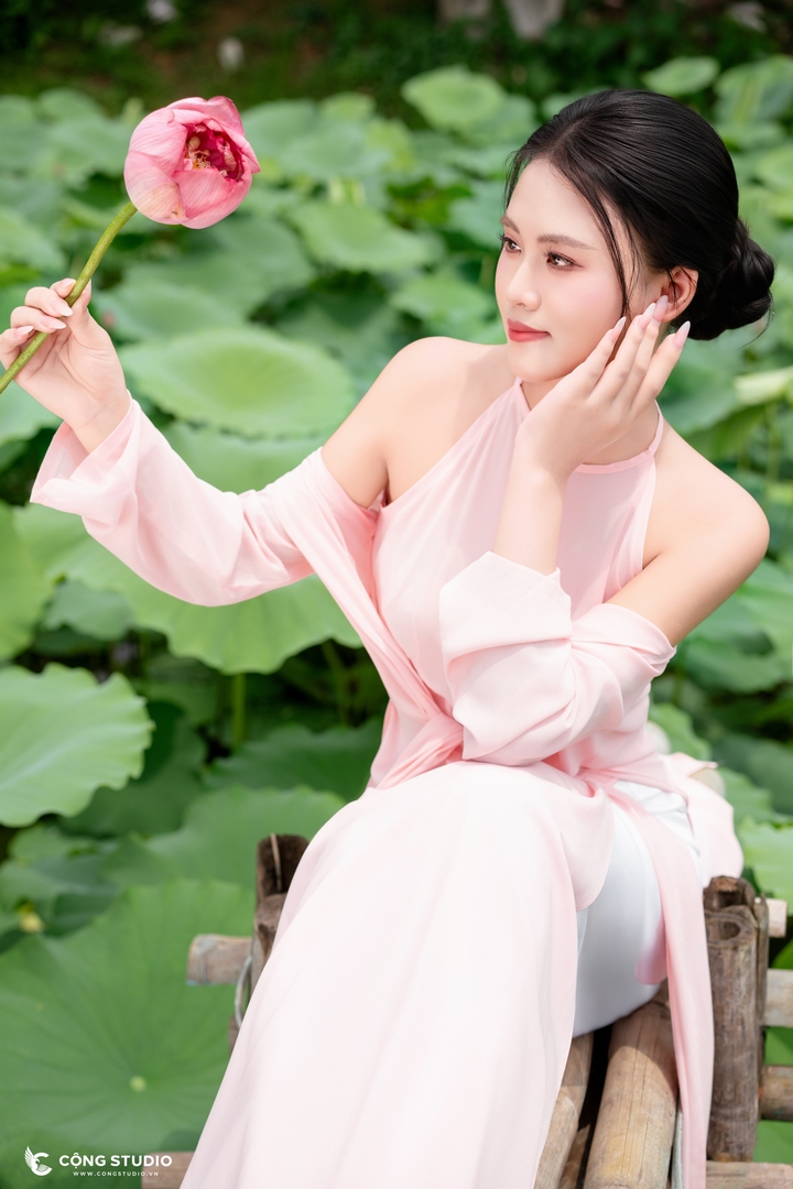 Yếm Hồng Chụp Sen Tại Cộng Studio