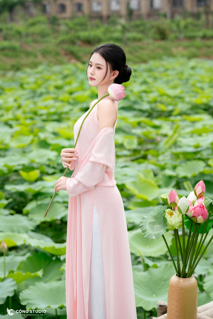 Yếm Hồng Chụp Sen Tại Cộng Studio