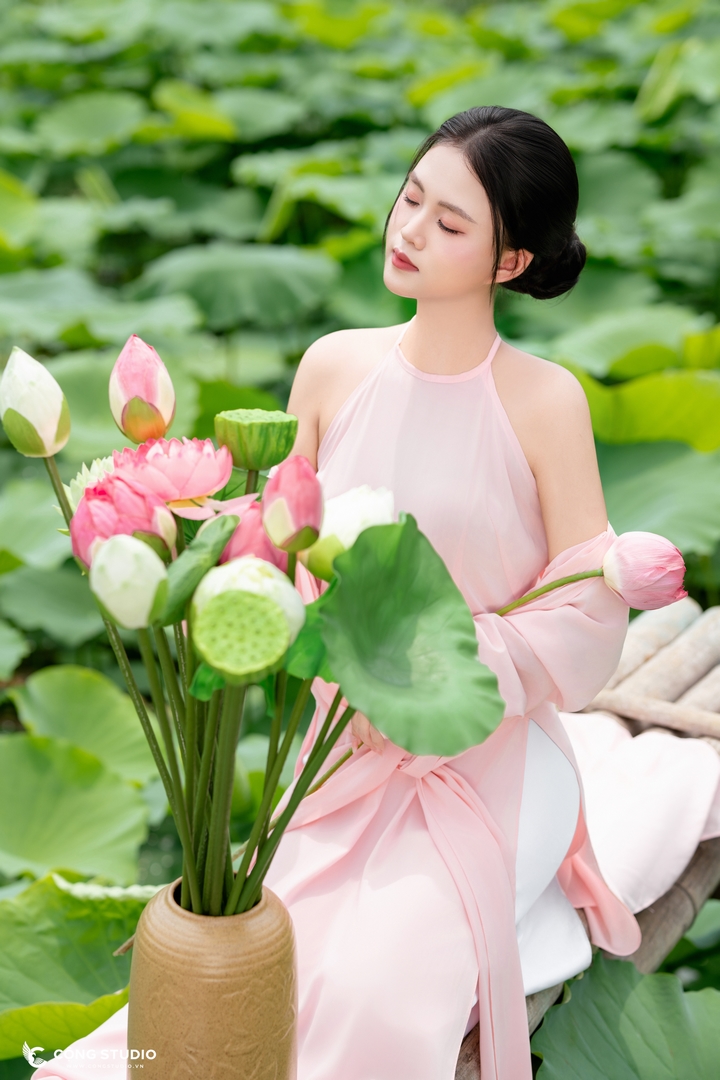 Yếm Hồng Chụp Sen Tại Cộng Studio