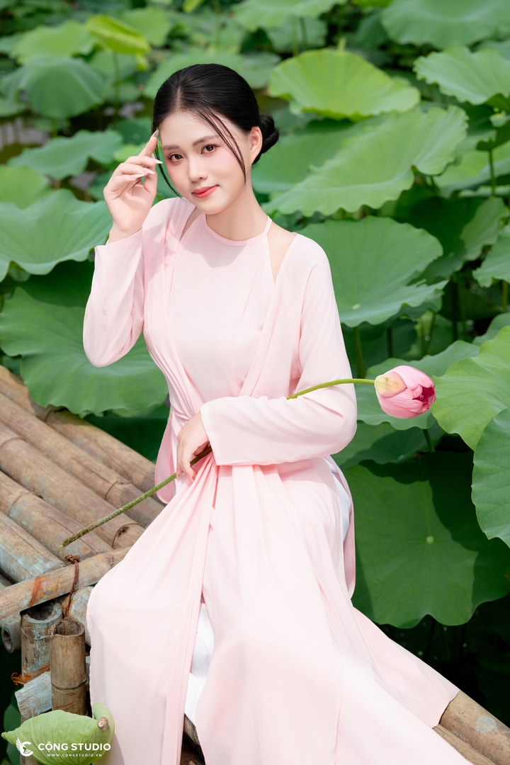 Yếm Hồng Chụp Sen Tại Cộng Studio
