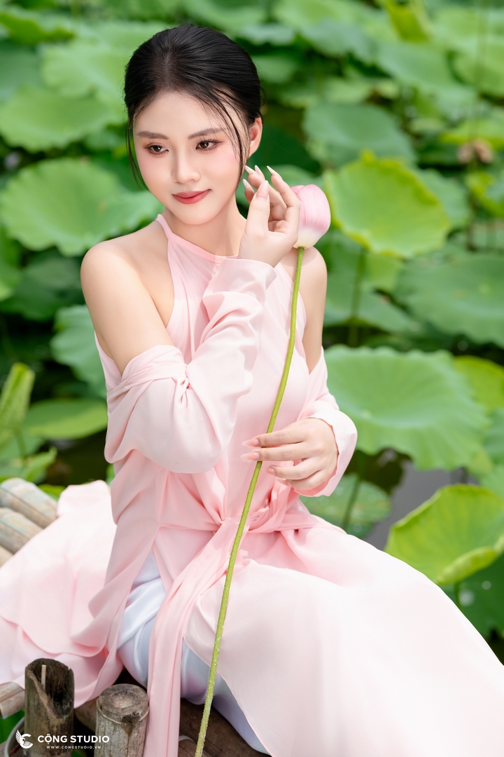 Yếm Hồng Chụp Sen Tại Cộng Studio