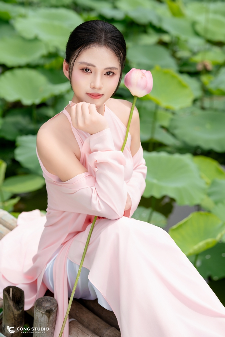 Yếm Hồng Chụp Sen Tại Cộng Studio