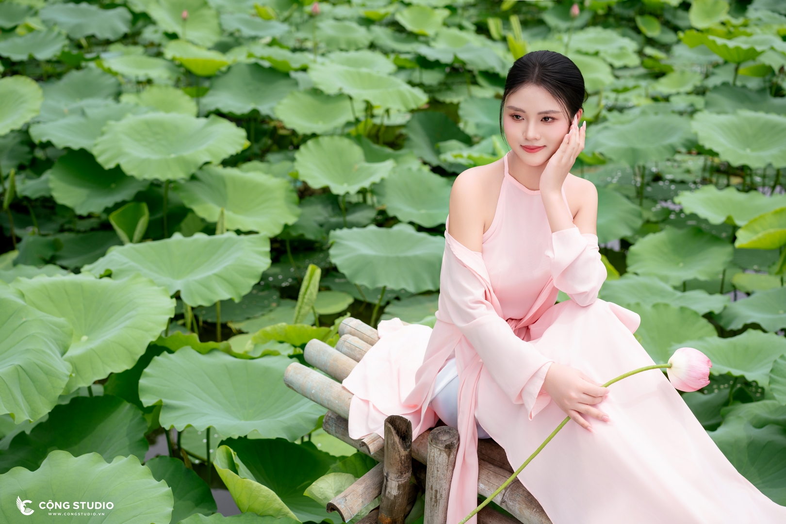 Yếm Hồng Chụp Sen Tại Cộng Studio