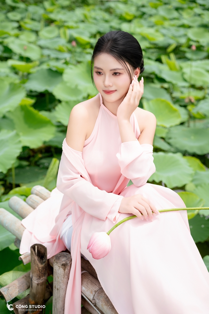 Yếm Hồng Chụp Sen Tại Cộng Studio