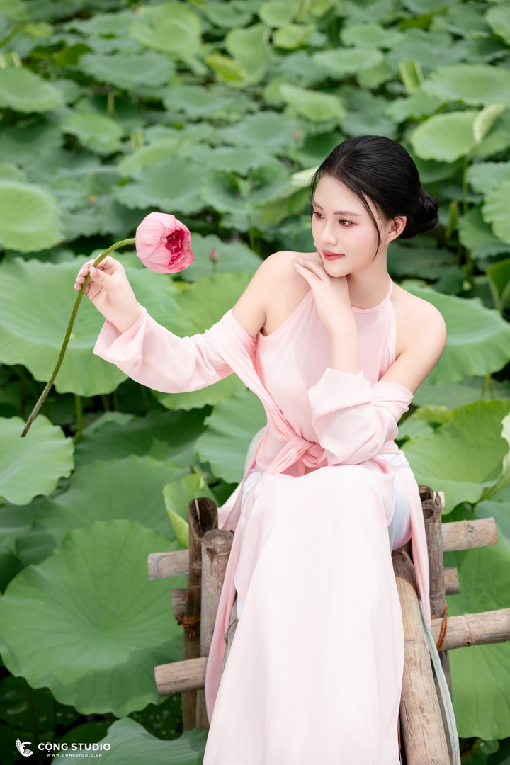 Yếm Hồng Chụp Sen Tại Cộng Studio