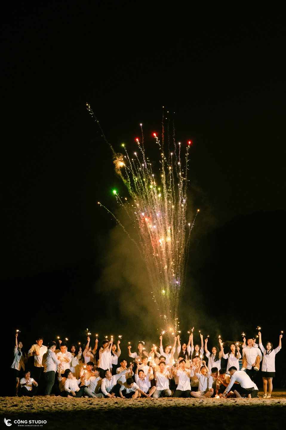 Chụp ảnh Kỷ yếu với pháo hoa 