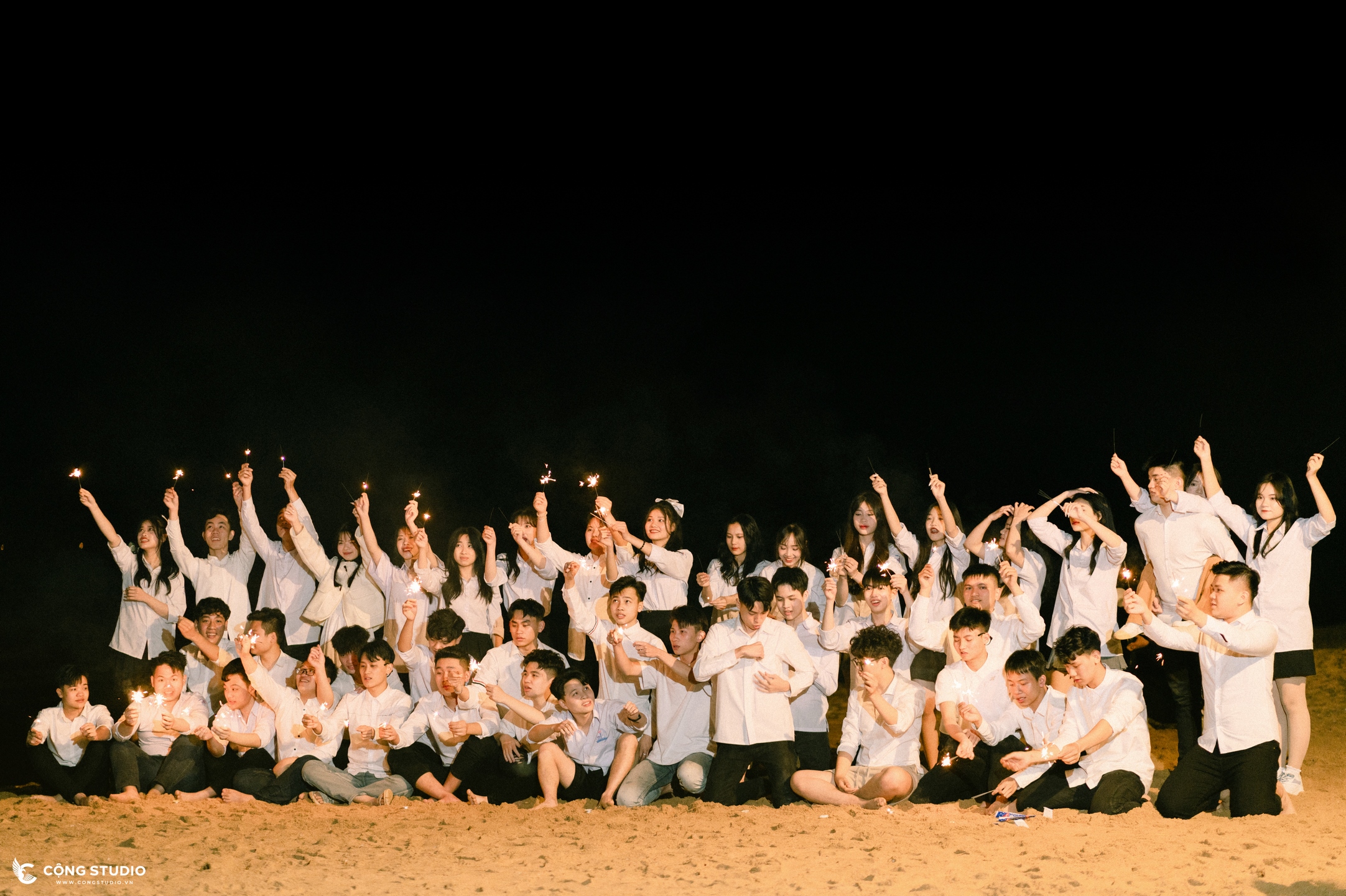 Chụp ảnh Kỷ yếu với pháo hoa 