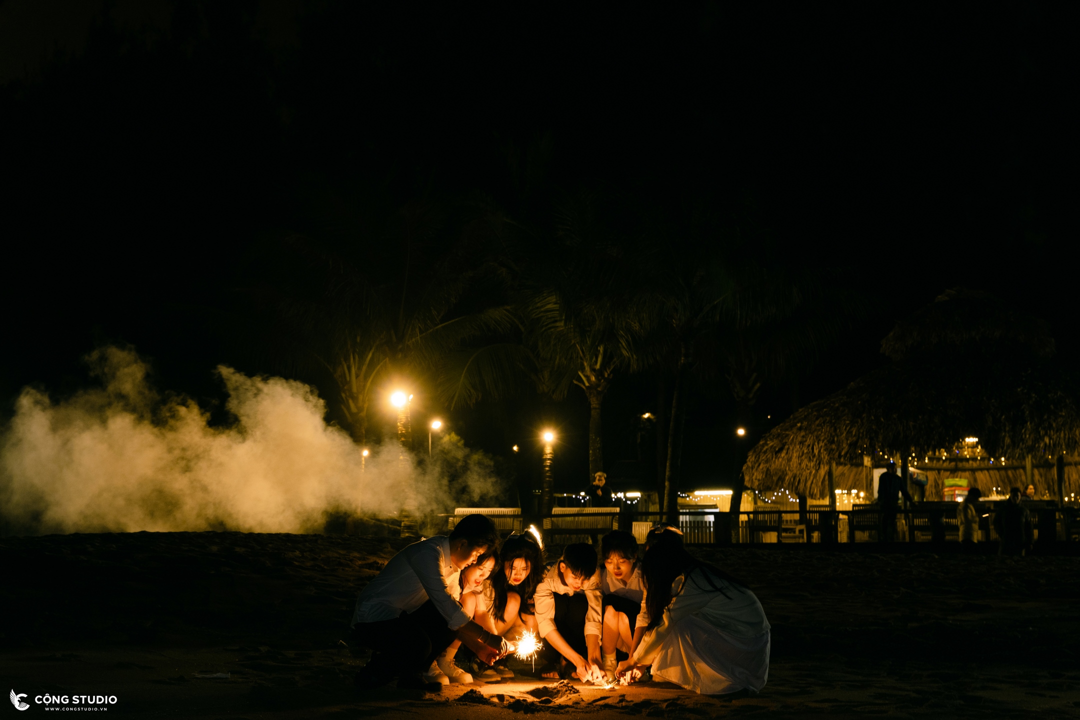 Chụp ảnh Kỷ yếu với pháo hoa 