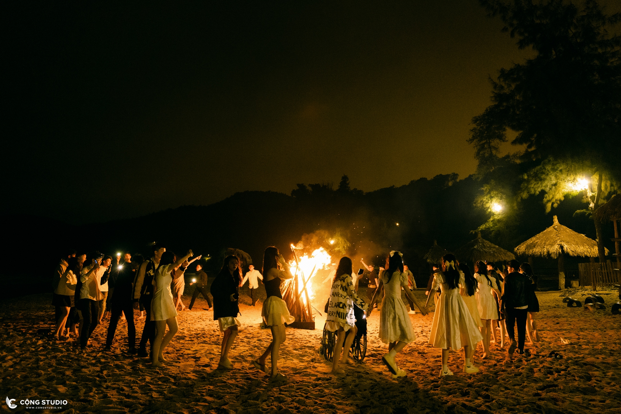 Chụp ảnh Kỷ yếu với pháo hoa 