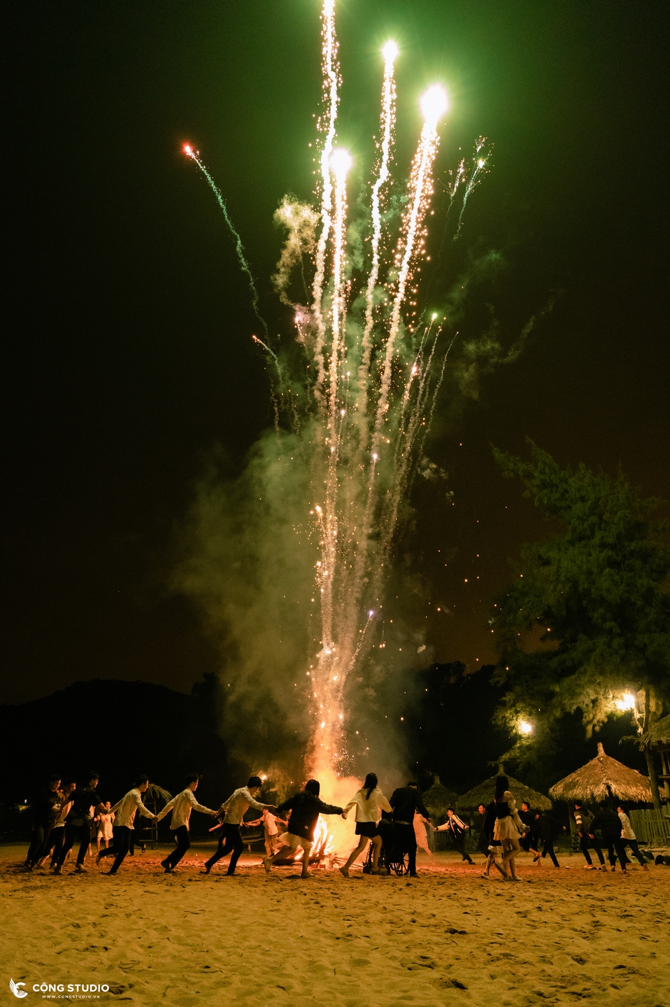 Chụp ảnh Kỷ yếu với pháo hoa 