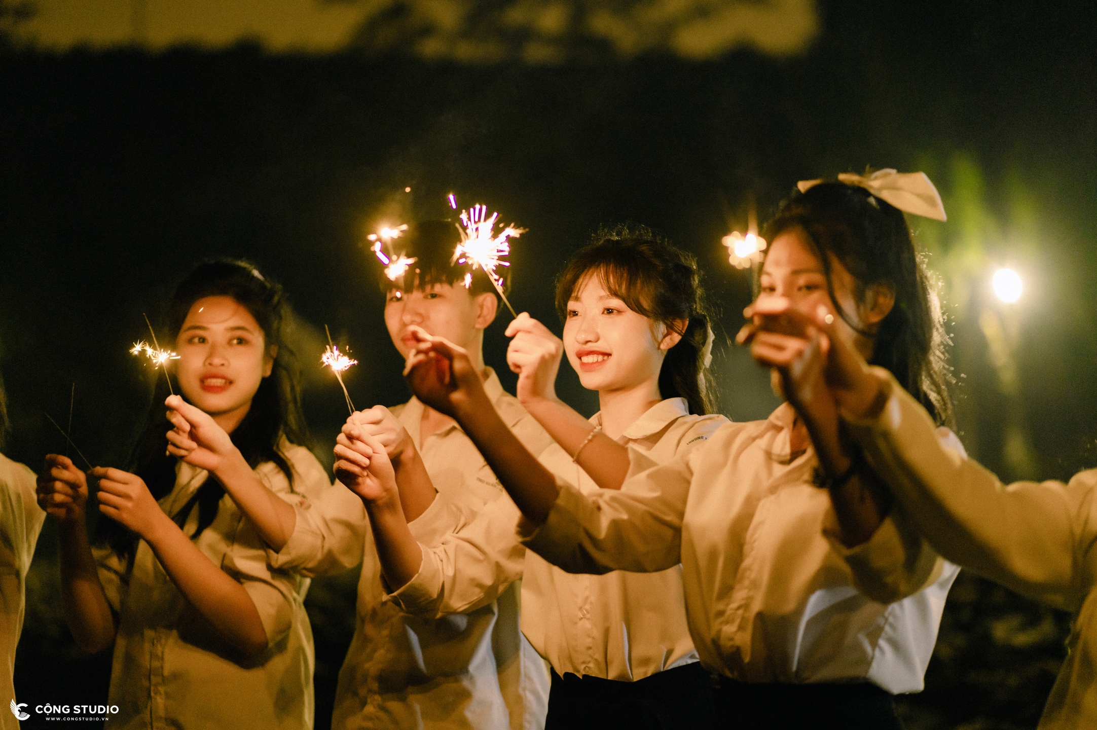 Chụp ảnh Kỷ yếu với pháo hoa 