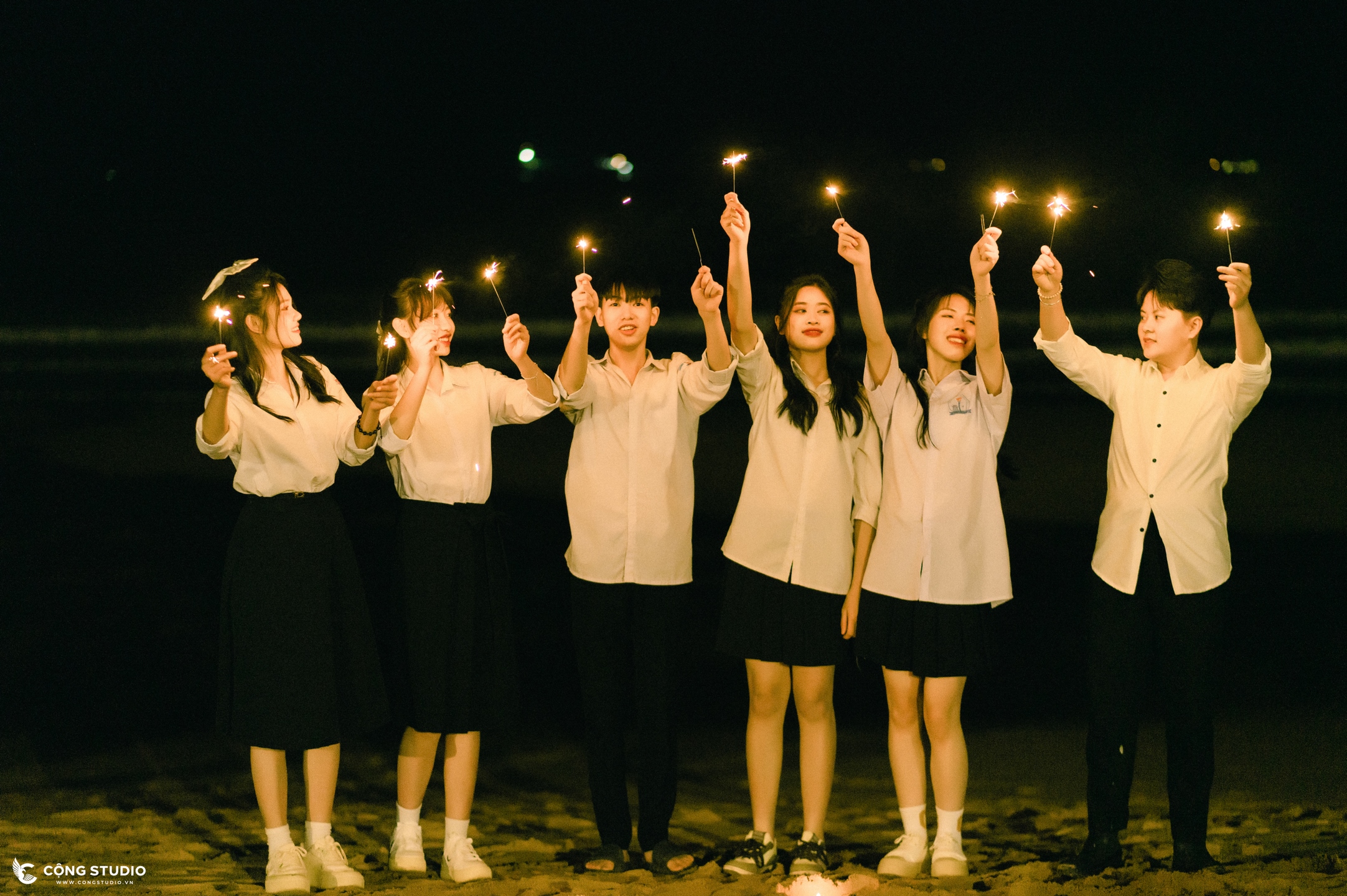 Chụp ảnh Kỷ yếu với pháo hoa 