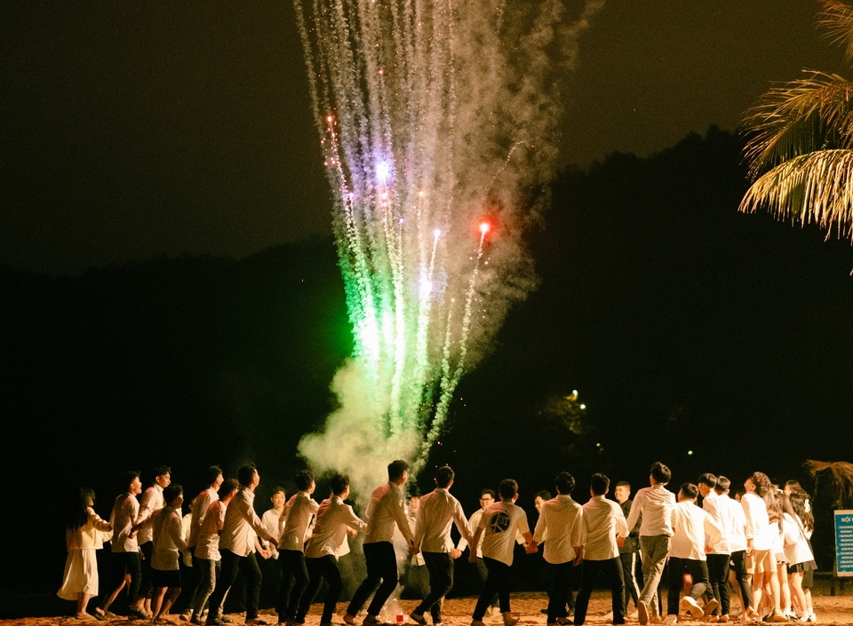 Chụp ảnh Kỷ yếu với pháo hoa 