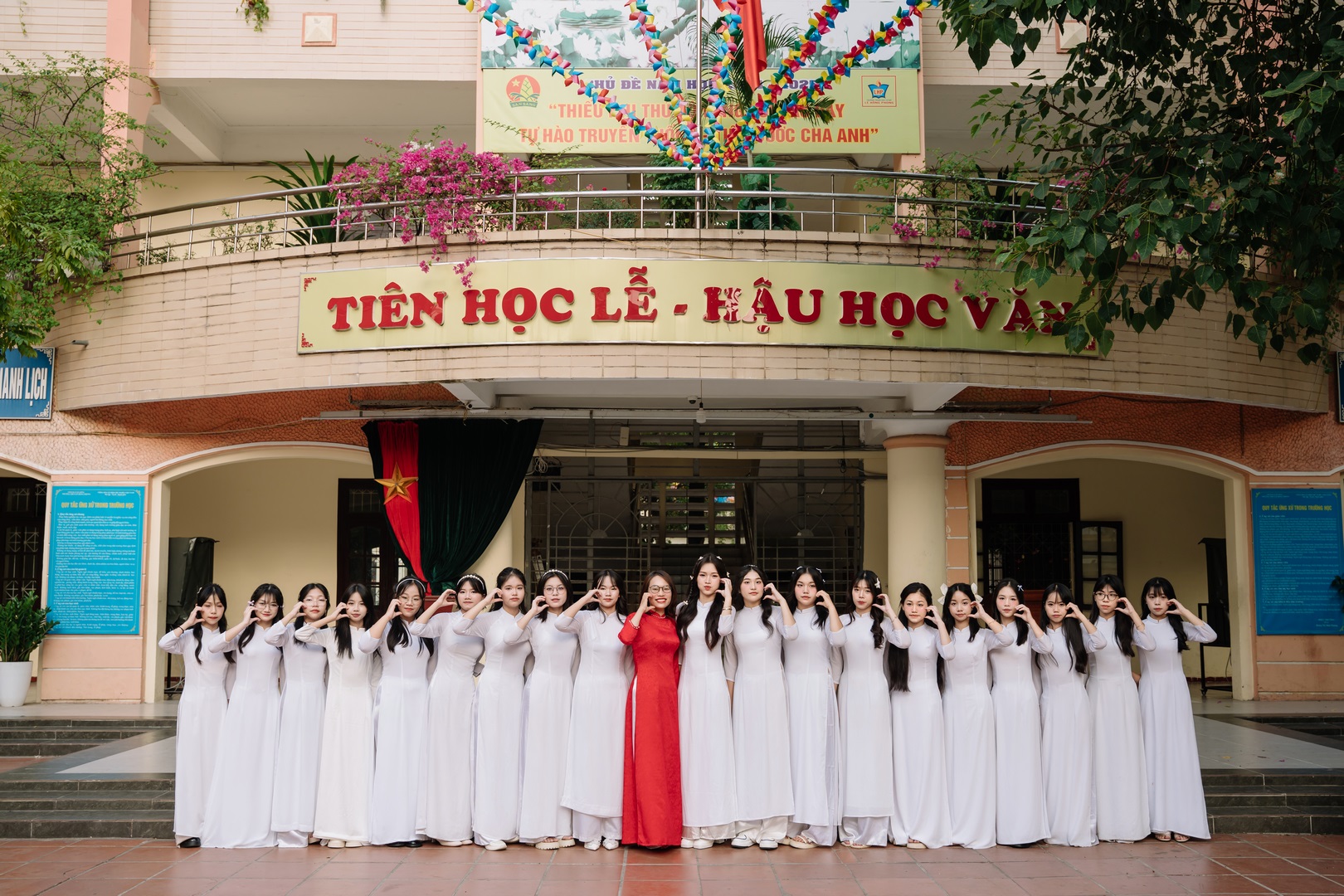 Thuê áo dài trắng tại Hà Nội 