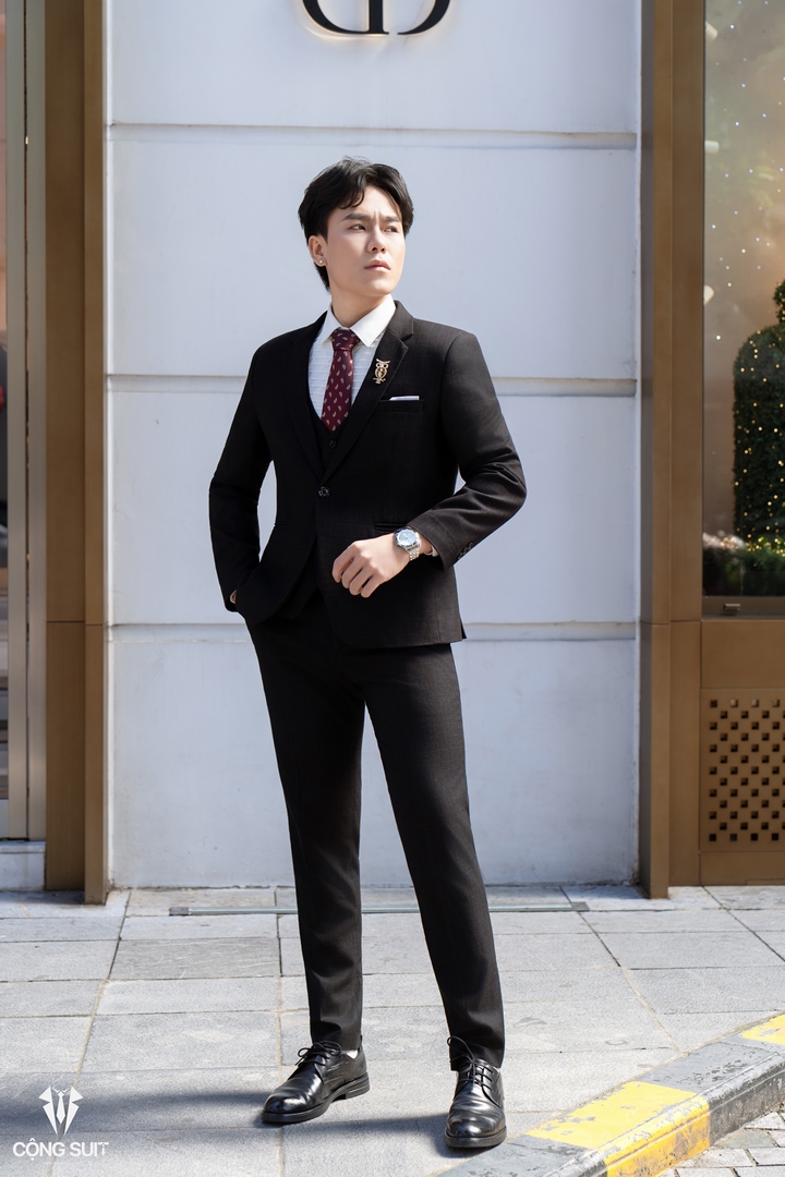 SUIT NAM SANG TRỌNG TẠI ĐỐNG ĐA