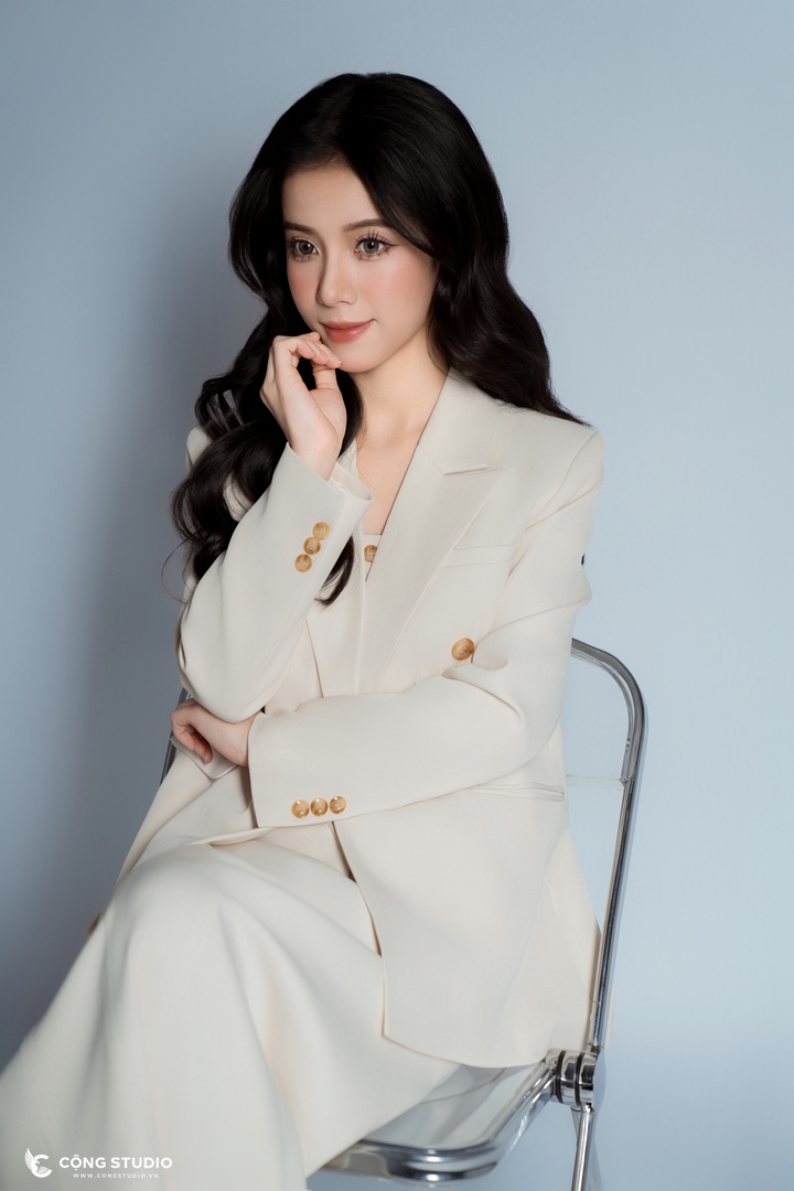 Chụp ảnh profile nữ vest trắng (1)