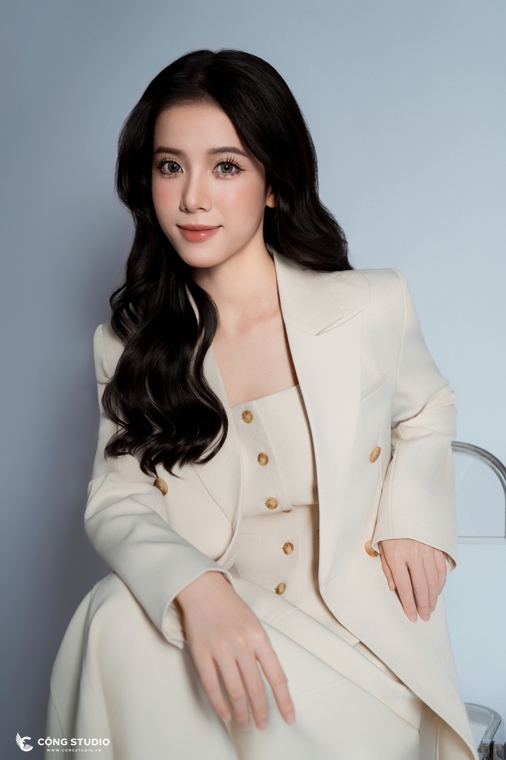Chụp ảnh profile nữ vest trắng (2)