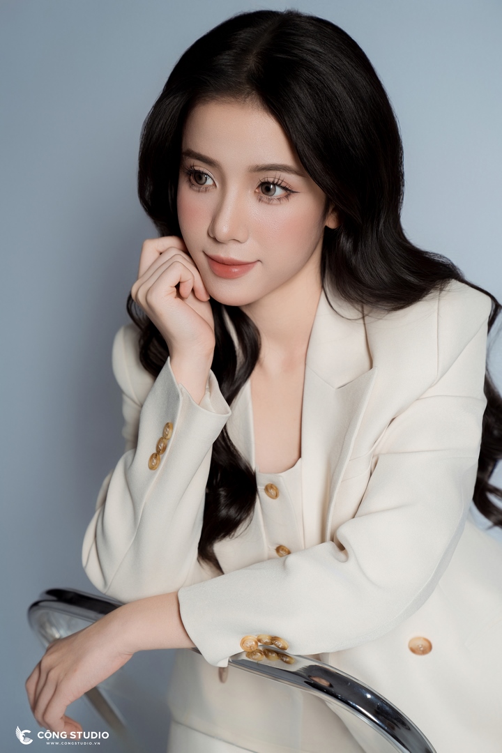 Chụp ảnh profile nữ vest trắng (4)