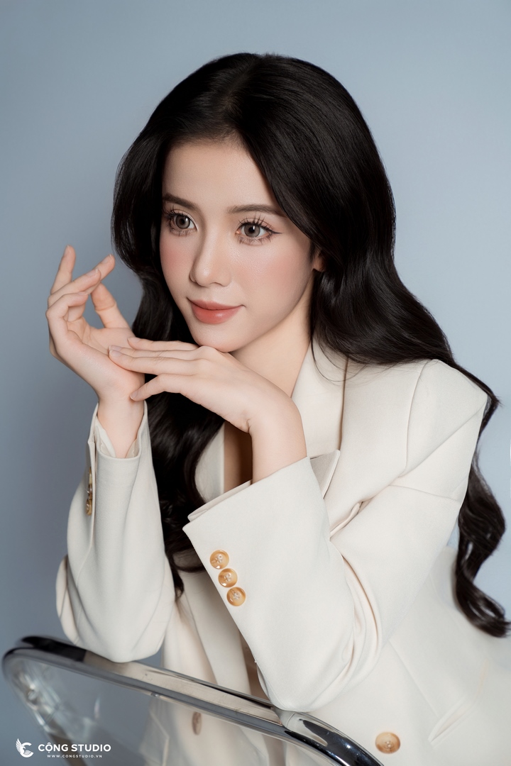 Chụp ảnh profile nữ vest trắng (5)