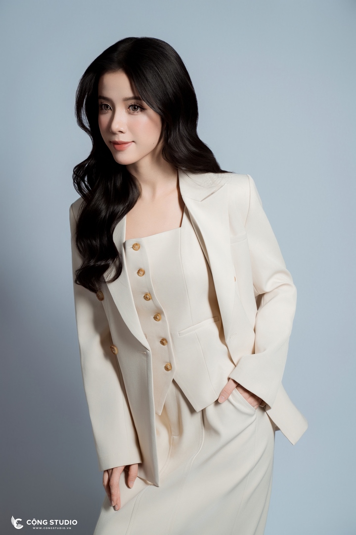 Chụp ảnh profile nữ vest trắng (8)