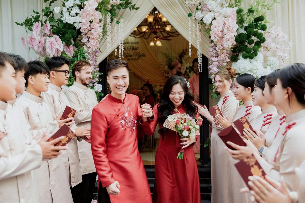 Cô Dâu Nên Thuê Hay May Áo Dài Cưới? So Sánh Chi Phí Và Nhu Cầu Sử Dụng